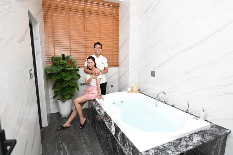 Hé lộ cơ ngơi 100m2 của Quế Ngọc Hải: Xây phòng tắm 200 triệu chỉ để bà xã thư giãn - Ảnh 9.