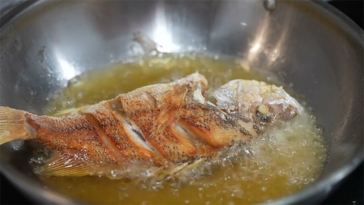 Một số mẹo rán cá không dính chảo sẽ giúp món ăn của bạn không chỉ ngon mà còn đẹp mắt. (Ảnh: Cooking Ah Pa)