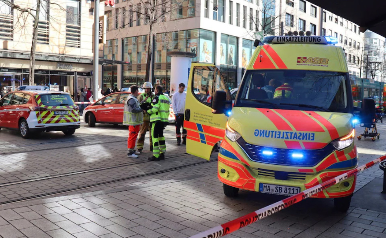 Nóng: Xe hơi lao vào đám đông ở Đức- Ảnh 1.