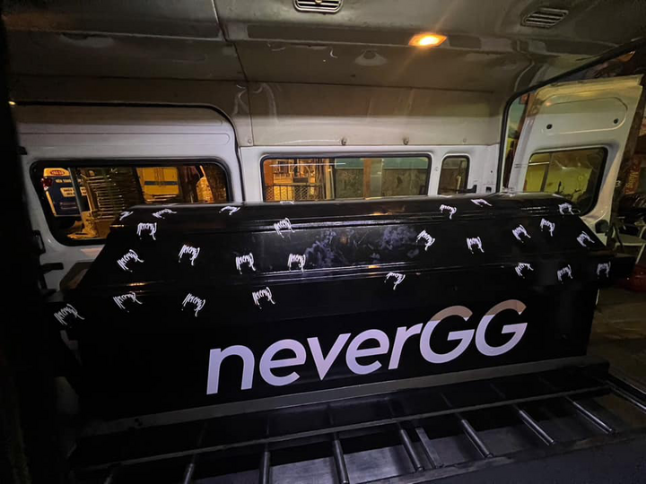 Chiếc quan tài trong vụ việc bị cơ quan chức năng thu giữ. (Ảnh: Nguyễn Sin)