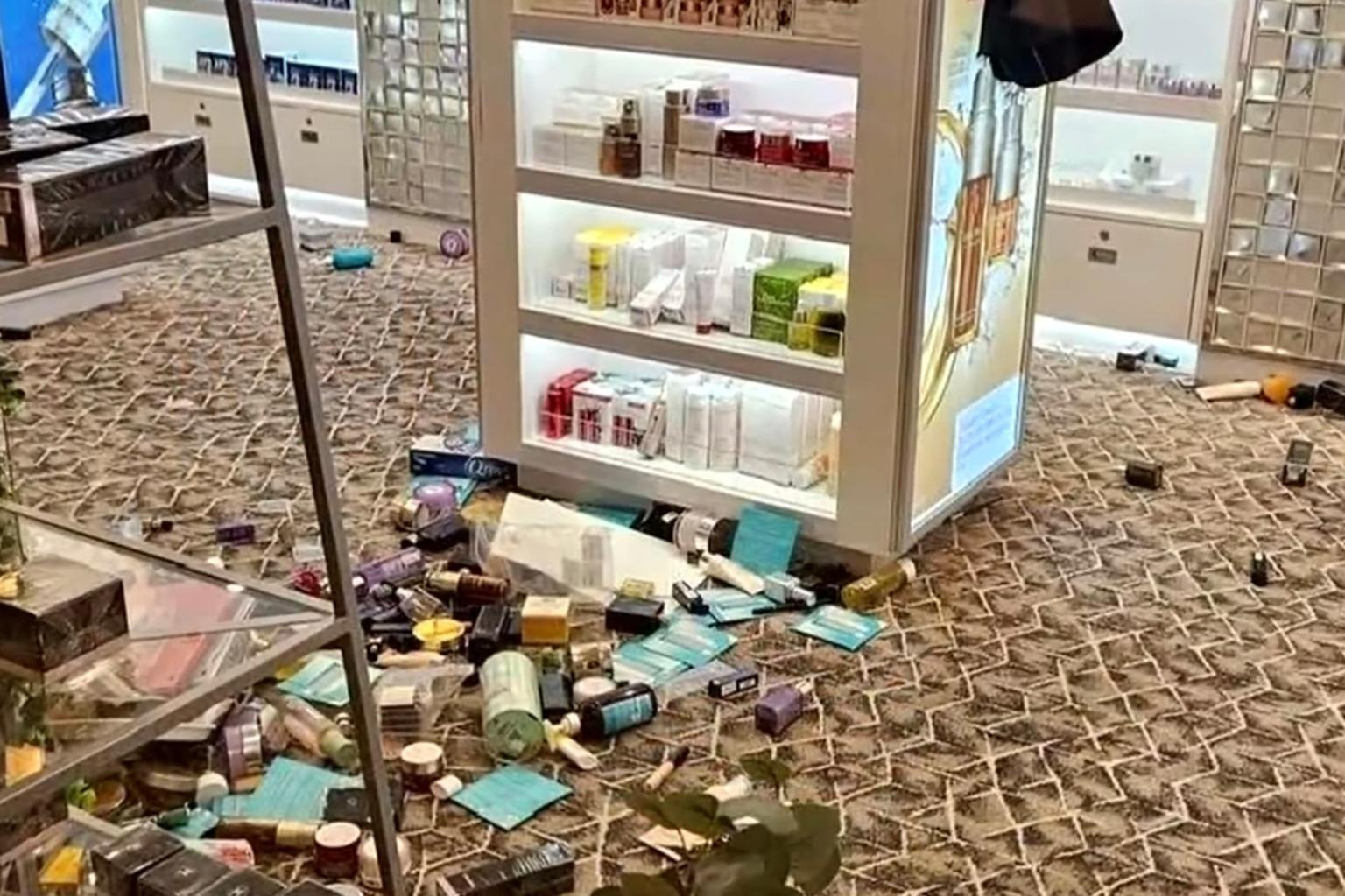 Siêu du thuyền nghiêng ngả do sóng dữ, nước từ bể bơi tràn lênh láng, cảnh tượng hỗn loạn khi nhiều người bị thương- Ảnh 2.