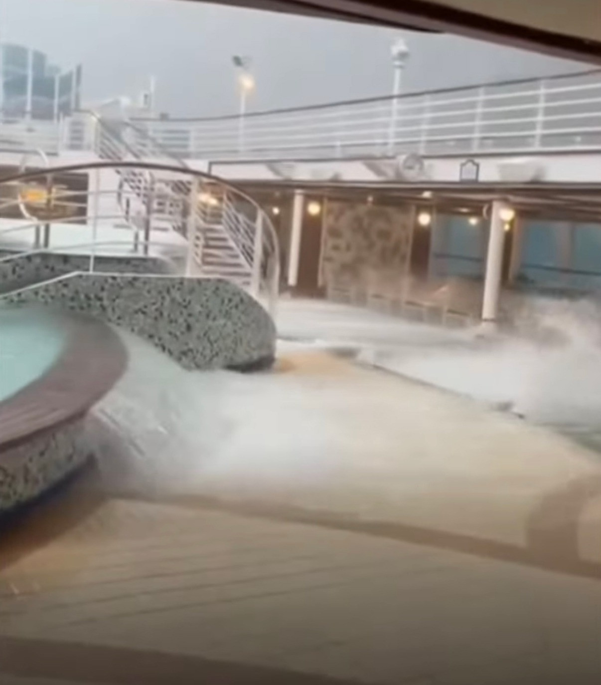 Siêu du thuyền nghiêng ngả do sóng dữ, nước từ bể bơi tràn lênh láng, cảnh tượng hỗn loạn khi nhiều người bị thương- Ảnh 1.