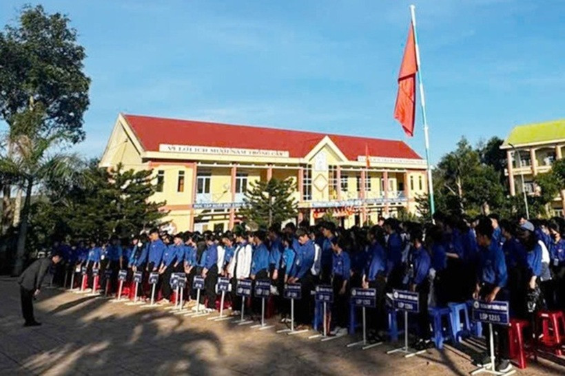 Hiệu trưởng Trường THPT T.C. cúi đầu xin lỗi toàn thể học sinh, giáo viên vào sáng 3/3 sau sự việc