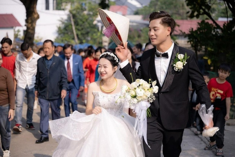 Dù đã đi giày cao gót, cô dâu vẫn chưa cao đến vai chú rể. Ảnh: Vietnamnet.