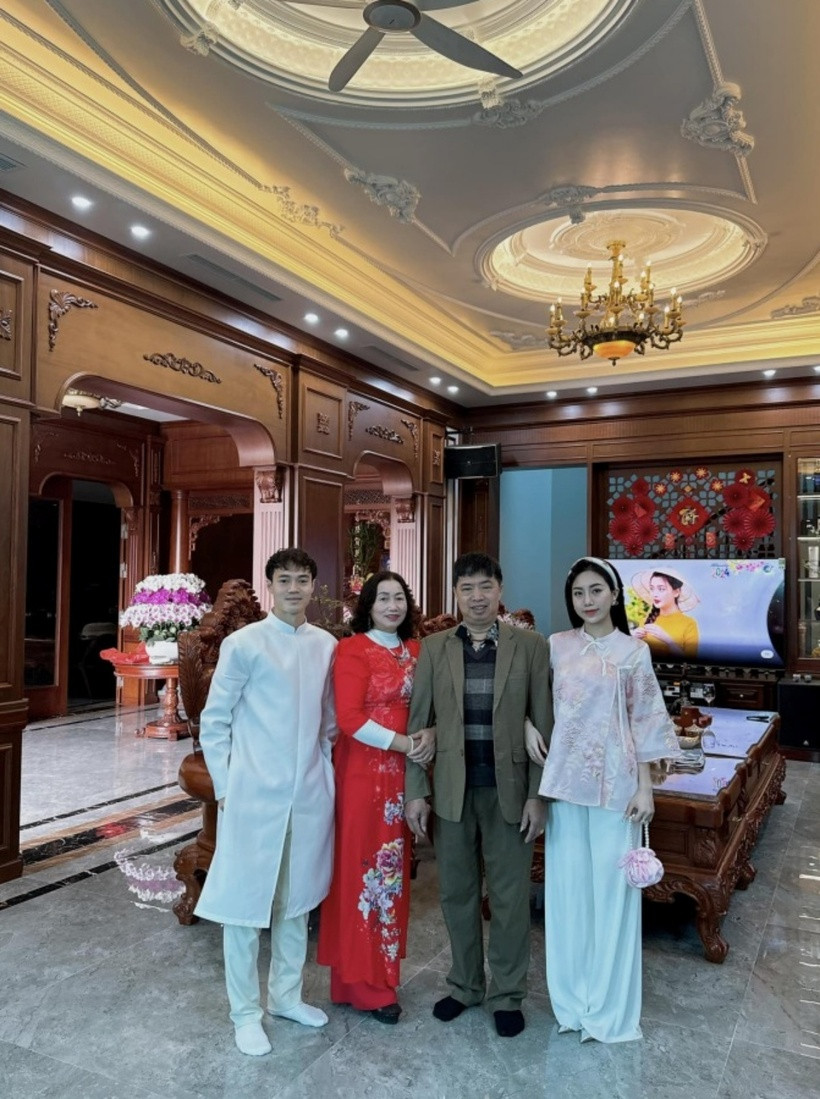 Khu vực này mang kiến trúc tân cổ điển, với nội thất gỗ đắt tiền làm chủ đạo, giữa nhà là không gian thờ cúng, hai bên là phòng tiếp khách và bếp.