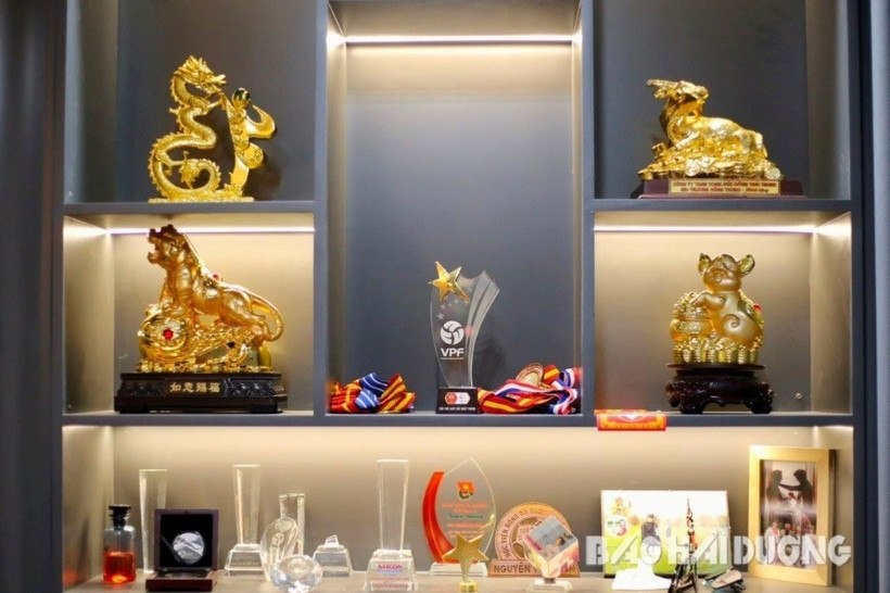 Ở tầng 2, Văn Toàn thiết kế theo sở thích riêng, mang phong cách hiện đại, thể hiện cá tính của người trẻ. Phòng ngủ của Văn Toàn ở tầng này, được trưng bày nhiều huy chương, cúp, quà... của người hâm mộ tặng