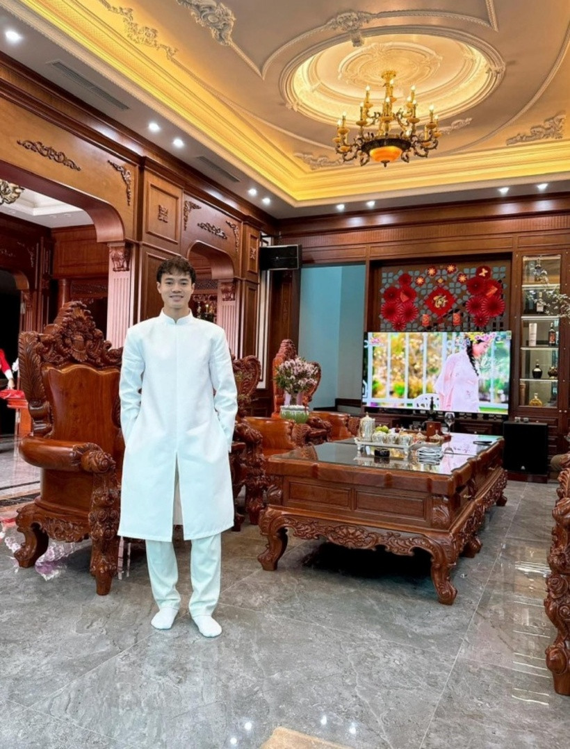 Hai tầng của biệt thự được thiết kế theo hai phong cách hoàn toàn khác biệt. Tầng một được thiết kế theo sở thích của bố mẹ anh, phù hợp với tính chất của một căn nhà để họ hàng hội họp những dịp lễ, tết, sự kiện quan trọng.