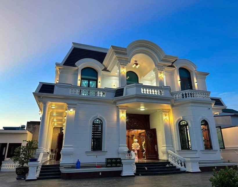 Biệt thự mới của gia đình Văn Toàn có 2 tầng, nằm ngay gần ngôi nhà cũ ở phường Thạch Khôi (TP.Hải Dương, tỉnh Hải Dương). Đây là món quà mà Văn Toàn dành tặng bố mẹ sau khi gặt hái những thành công trong sự nghiệp bóng đá và kinh doanh.