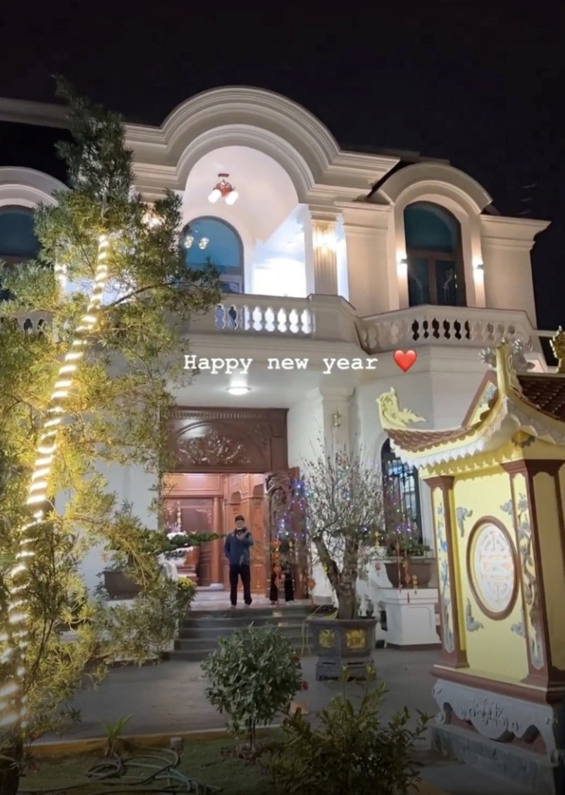 Cơ ngơi này có diện tích 270m2 mỗi sàn, khởi công từ năm 2022 và đến ngày 20/9/2023 mới khánh thành. Từ loạt ảnh được hé lộ, có thể thấy biệt thự trông rộng rãi và bề thế.