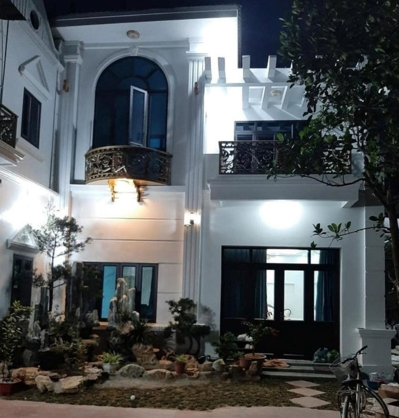 “Năm nào cũng vậy, Tết đến xuân về, cả gia đình mình lại lưu lại những khoảnh khắc bên nhau bằng bộ ảnh xuân đầu năm. Năm nay có nhiều cảnh đẹp để chụp ảnh nhờ công trình của ông ngoại. Cảm ơn nhà tài trợ Hòa Minzy: Tài trợ từ A đến Z. Tài trợ cả ngôi nhà to đùng mới xây cho bố mẹ ở quê. Gia đình mình tự hào về em”, chị gái Hòa Minzy tâm sự.