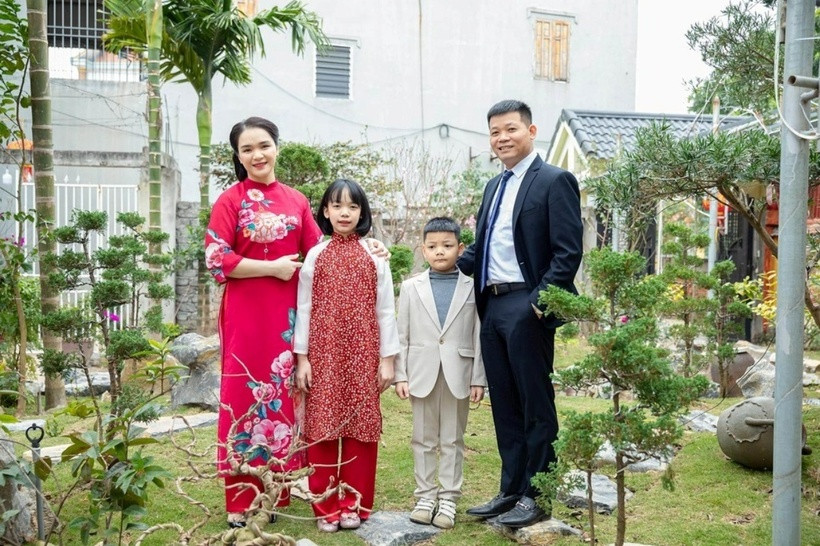 Căn biệt thự gồm 5 tầng với gam màu trắng chủ đạo, trong khuôn viên có khoảng sân vườn rộng rãi, trồng nhiều loại cây xanh, trông vô cùng tươi mát, trong lành và gần gũi với thiên nhiên.