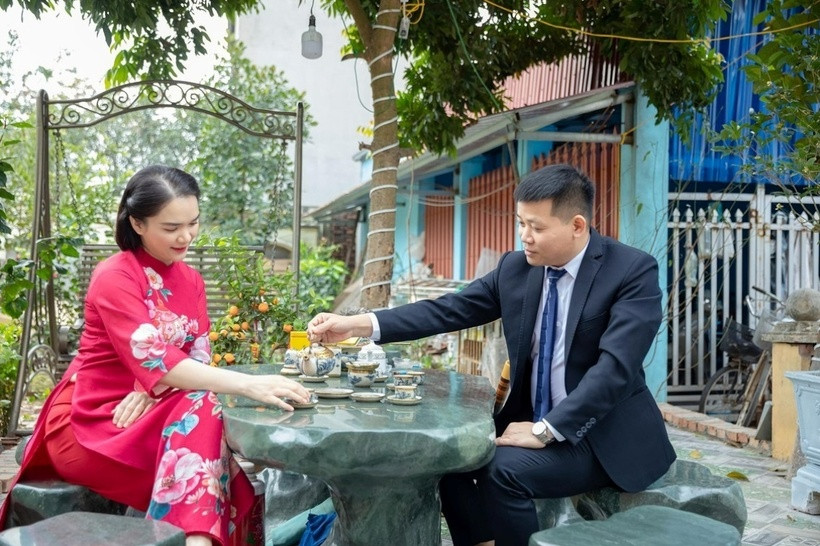 Trong khuôn viên căn biệt thự này còn đặt xích đu và bộ bàn trà bằng đá để ngồi thư giãn ngoài trời.