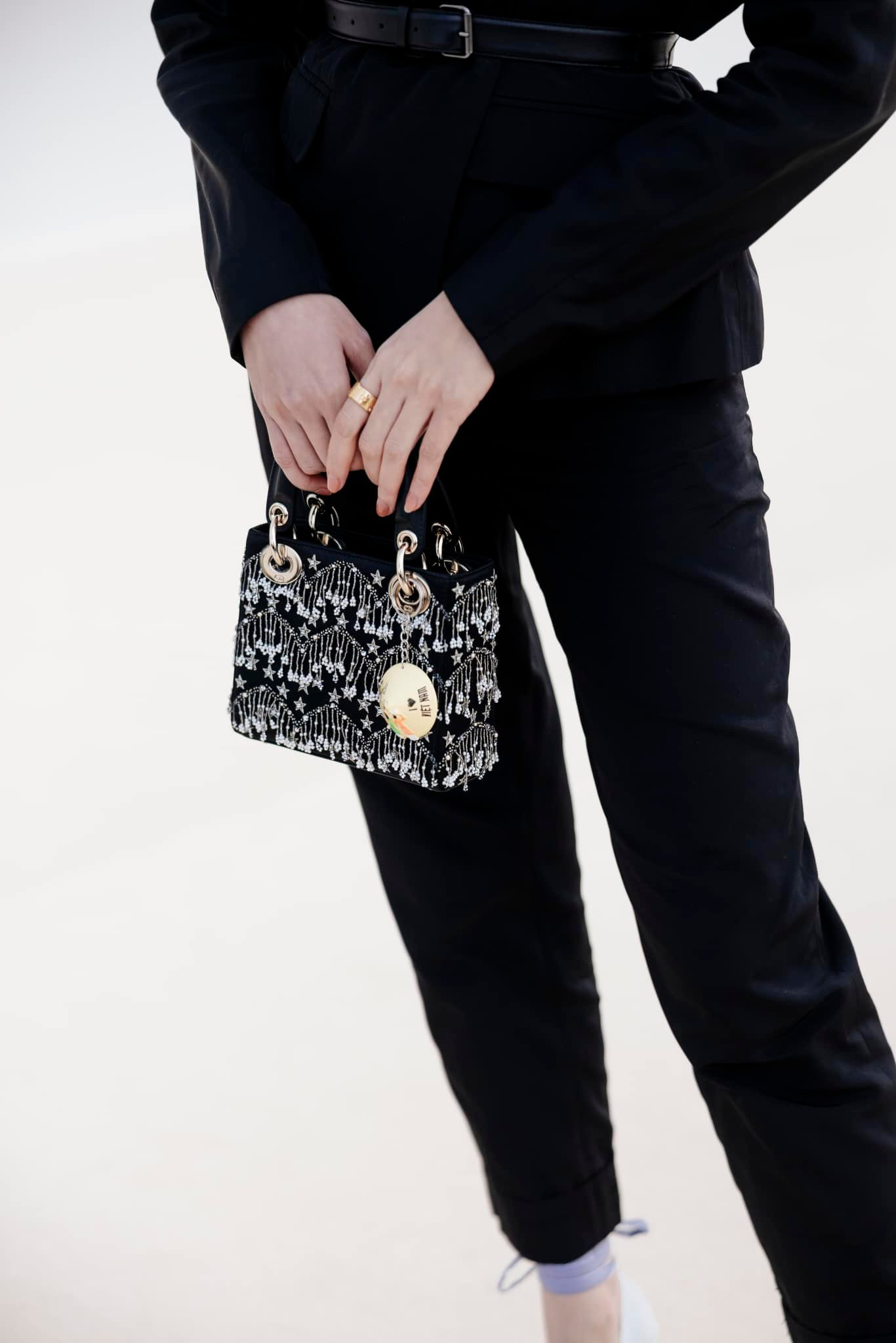 Hoa hậu Thùy Tiên bị chê nhạt nhòa, không đẳng cấp như Hồ Ngọc Hà khi dự sự kiện của nhà mốt danh tiếng - Ảnh 4.