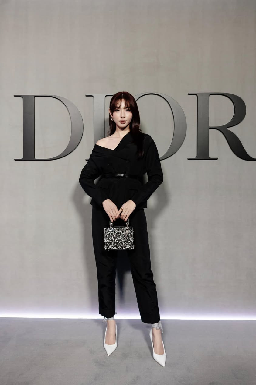 Hoa hậu Thùy Tiên bị chê nhạt nhòa, không đẳng cấp như Hồ Ngọc Hà khi dự sự kiện của nhà mốt danh tiếng - Ảnh 2.