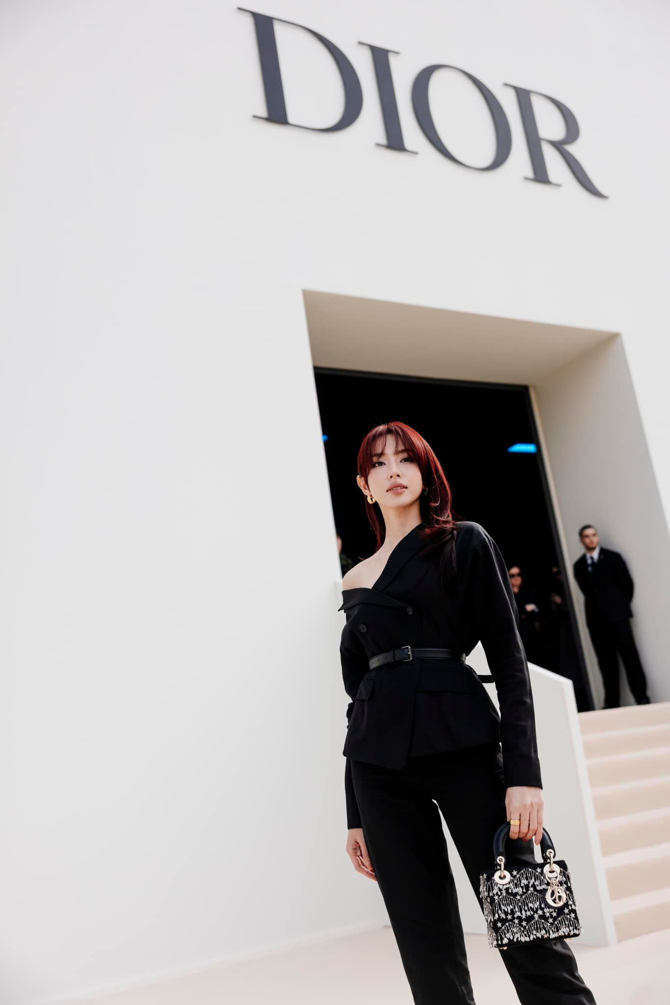 Hoa hậu Thùy Tiên bị chê nhạt nhòa, không đẳng cấp như Hồ Ngọc Hà khi dự sự kiện của nhà mốt danh tiếng - Ảnh 1.