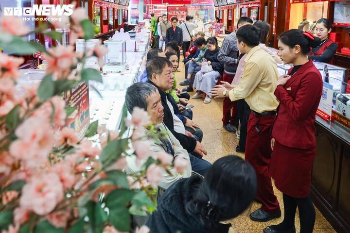 Trong khi đó, một vị khách vừa bán vàng lại vui vẻ nói: