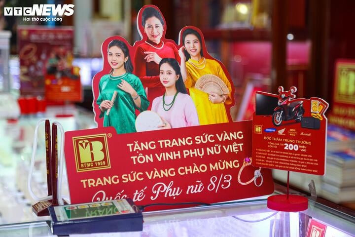 Nhân viên cửa hàng vàng Bảo Tín Minh Châu giới thiệu: