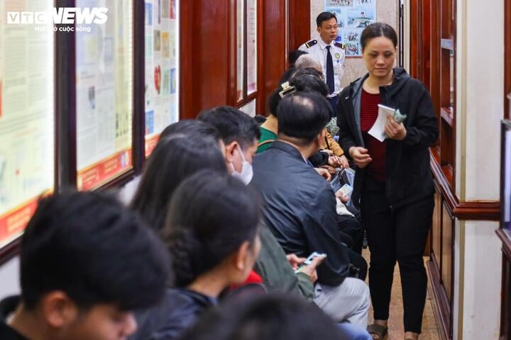 Dù giá vàng đang ở mức đắt nhất lịch sử nhưng trong sáng nay chỉ có một số ít người đi bán vàng để chốt lời.