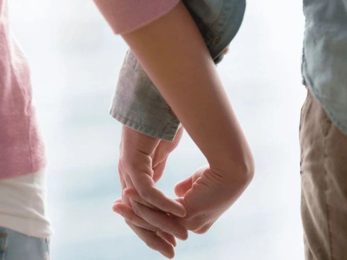 me phan doi toi cuoi co gai an com truoc keng hinh anh 1