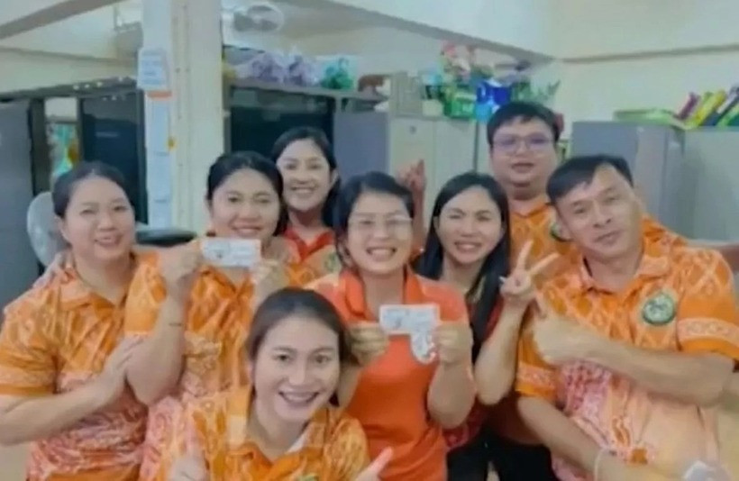 Hai người phụ nữ may mắn ăn mừng chiến thắng cùng đồng nghiệp tại văn phòng. Ảnh: MorningNewsTV3