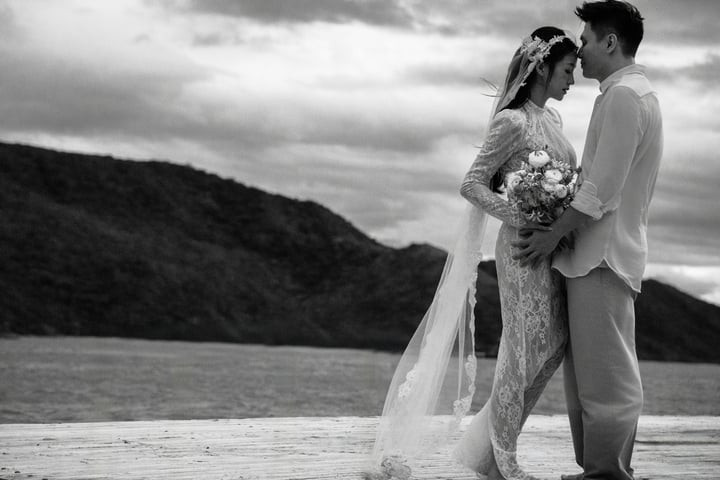 Cặp đôi chọn vịnh Ninh Vân (Khánh Hòa), nơi có núi, biển xanh để lưu giữ trọn vẹn những khoảnh khắc đẹp nhất.