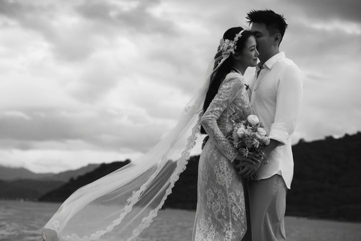 Doanh nhân Hải Long và nữ diễn viên Salim vừa chia sẻ với người hâm mộ bộ ảnh cưới ngọt ngào.