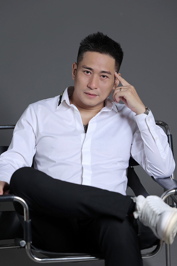 'Ông bố' bỏ rơi con trong 'Cha tôi, người ở lại' có cuộc sống ngoài đời viên mãn bên vợ đẹp kém 13 tuổi - Ảnh 4.