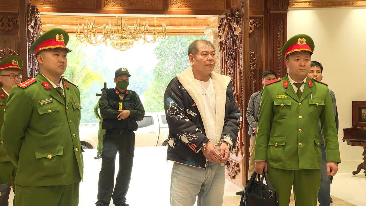 Bắt, khám xét nơi ở và nơi làm việc của Nguyễn Văn Tuấn (Tuấn trắng) - Ảnh 4.
