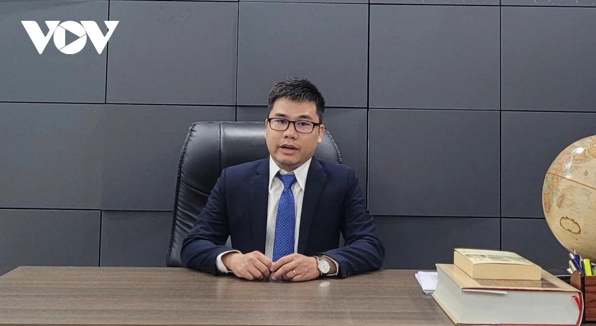 can som phong sat nghe sy, nguoi noi tieng quang cao sai su that hinh anh 3