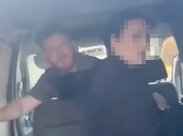 Bị bắt quả tang ngoại tình trong ô tô, chồng nói 1 câu khiến vợ