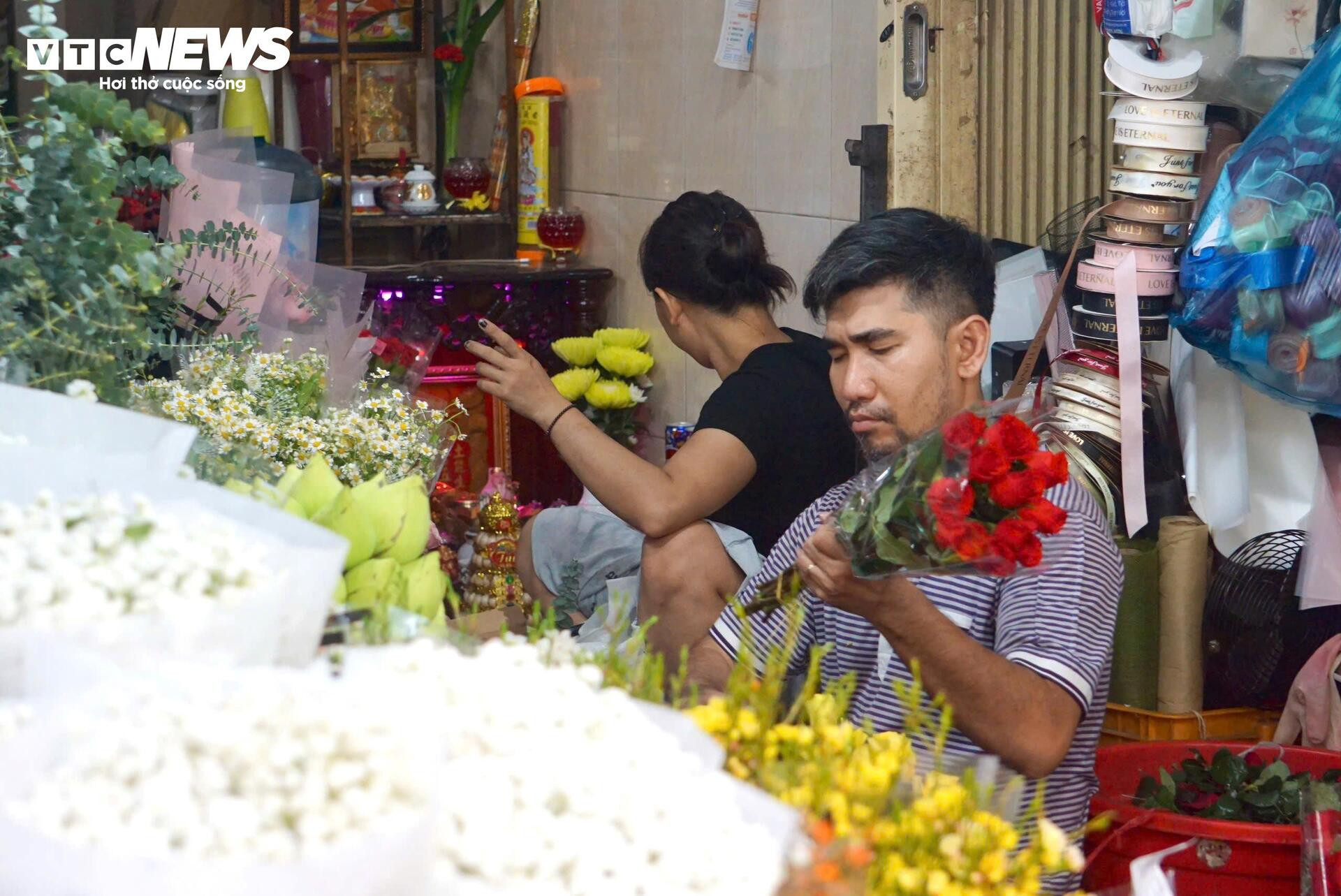 Đông nghịt khách, tiểu thương chợ hoa lớn nhất TP.HCM vẫn than 'ế' hàng - 5