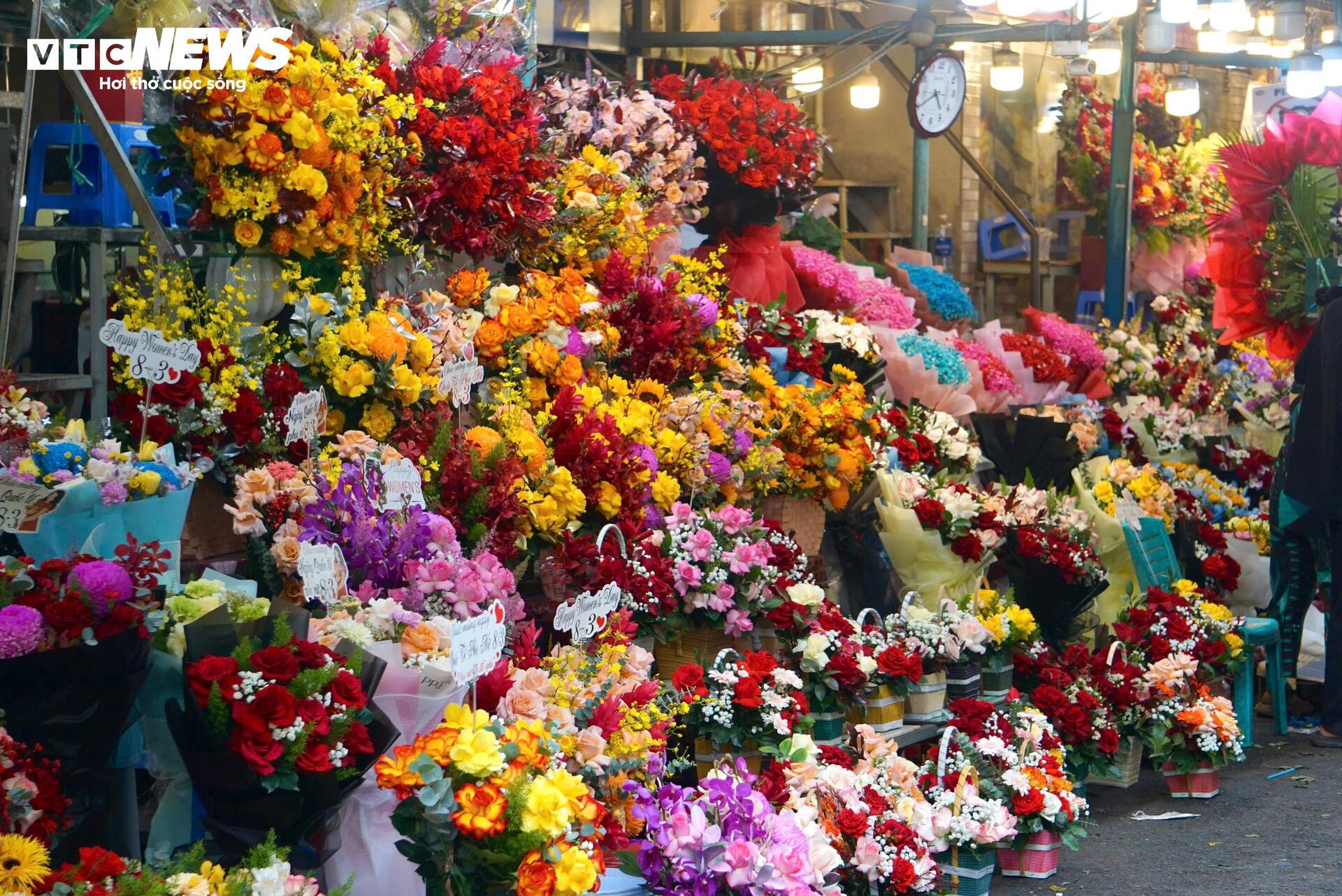 Đông nghịt khách, tiểu thương chợ hoa lớn nhất TP.HCM vẫn than 'ế' hàng - 4