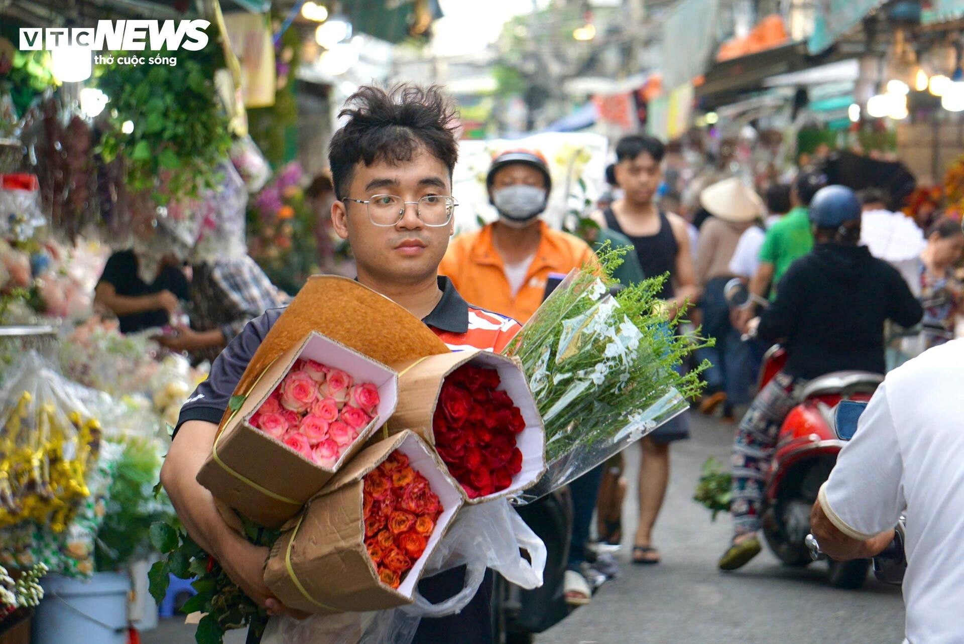 Đông nghịt khách, tiểu thương chợ hoa lớn nhất TP.HCM vẫn than 'ế' hàng - 16