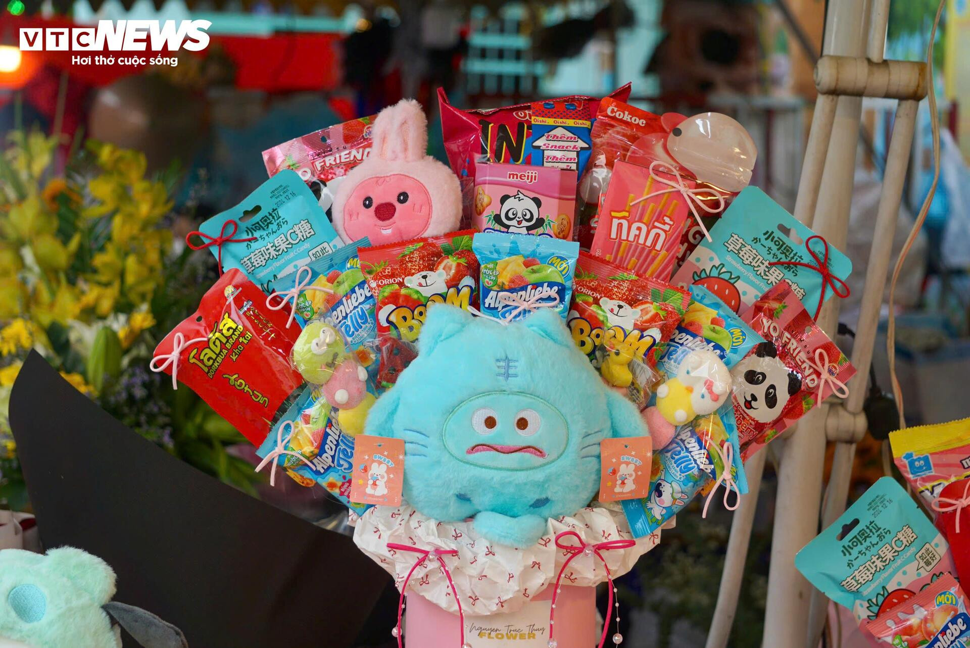 Đông nghịt khách, tiểu thương chợ hoa lớn nhất TP.HCM vẫn than 'ế' hàng - 11