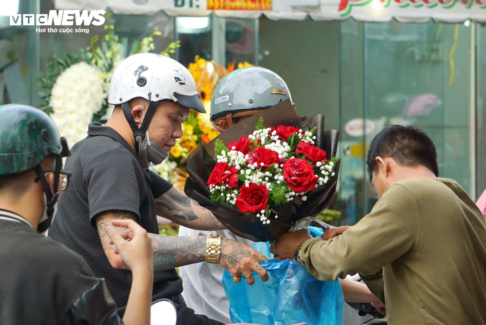 Đông nghịt khách, tiểu thương chợ hoa lớn nhất TP.HCM vẫn than 'ế' hàng - 14