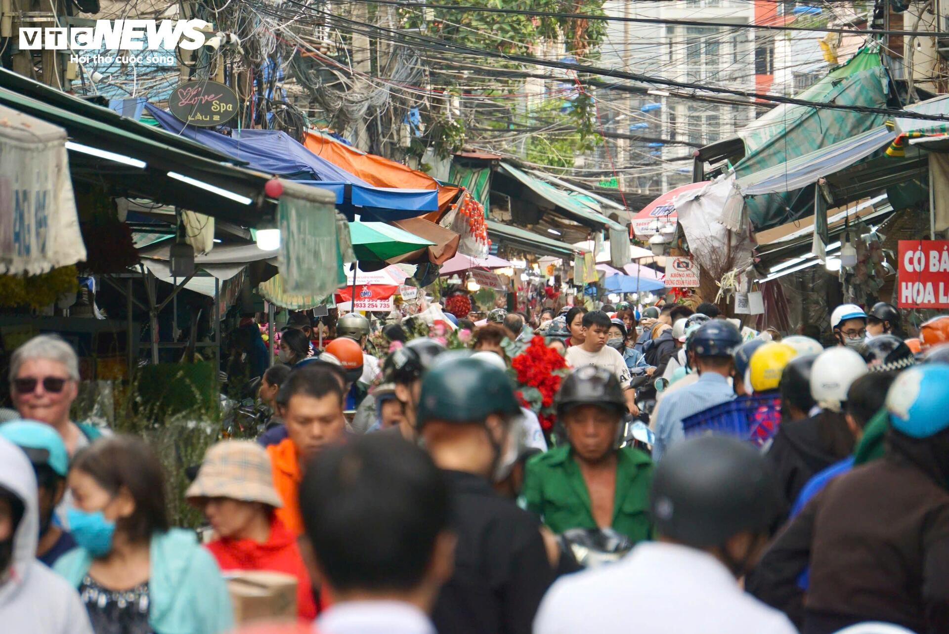 Đông nghịt khách, tiểu thương chợ hoa lớn nhất TP.HCM vẫn than 'ế' hàng - 17