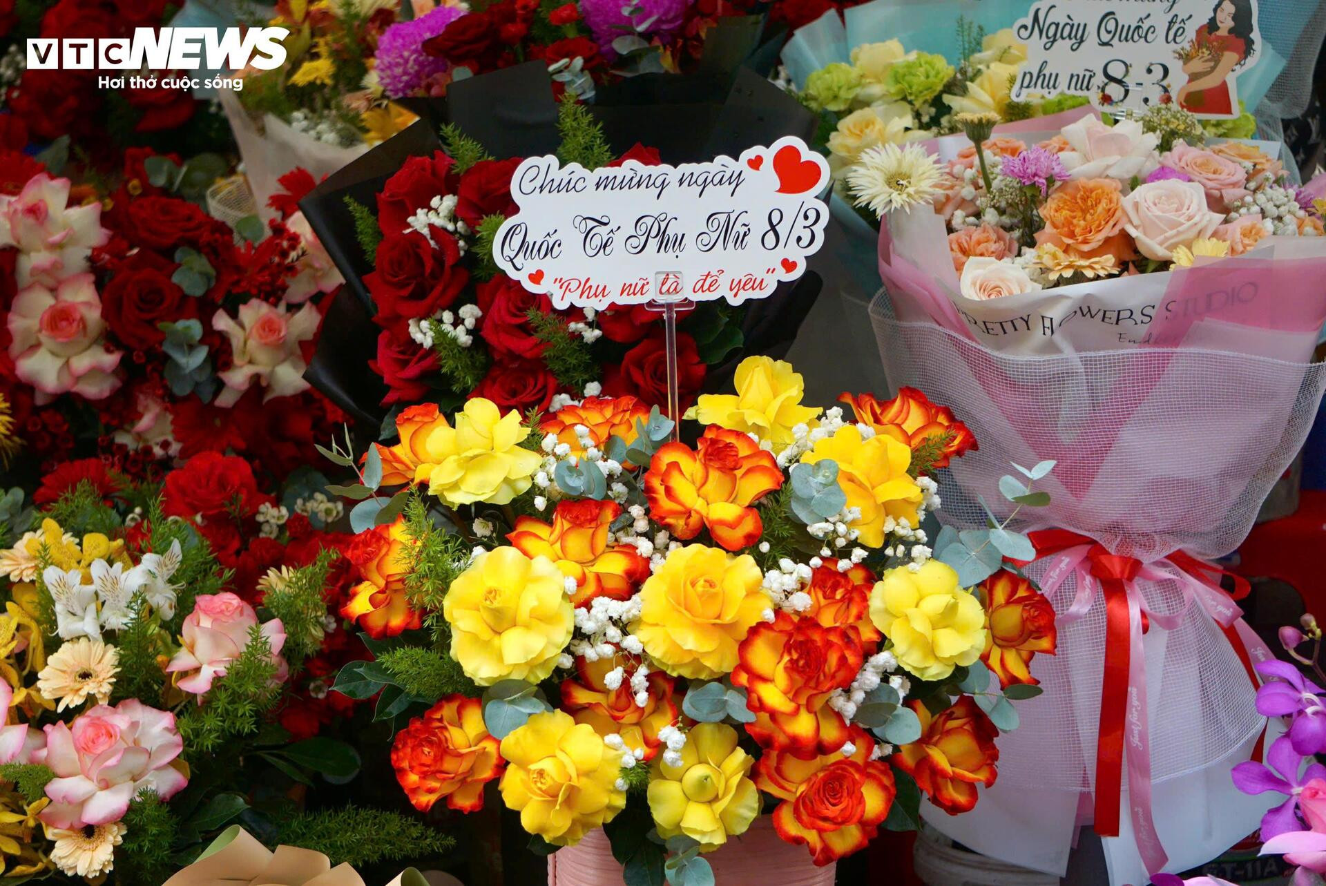 Đông nghịt khách, tiểu thương chợ hoa lớn nhất TP.HCM vẫn than 'ế' hàng - 9