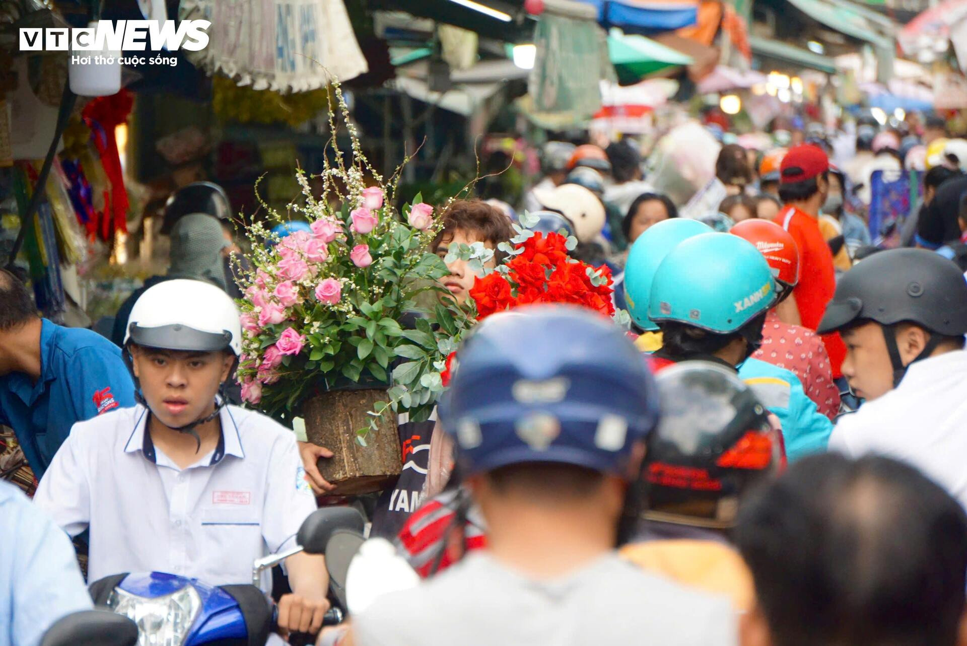 Đông nghịt khách, tiểu thương chợ hoa lớn nhất TP.HCM vẫn than 'ế' hàng - 2
