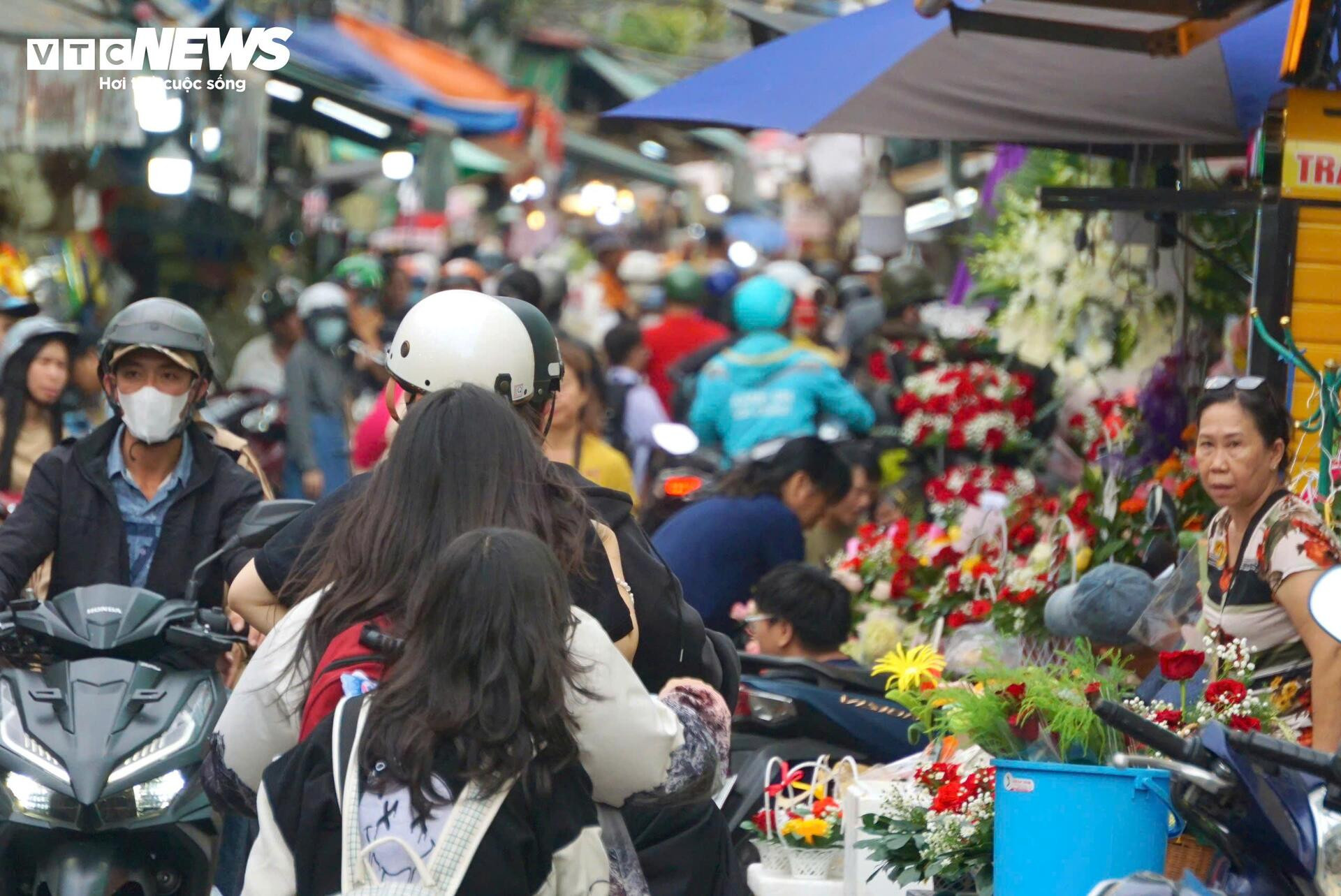 Đông nghịt khách, tiểu thương chợ hoa lớn nhất TP.HCM vẫn than 'ế' hàng - 3