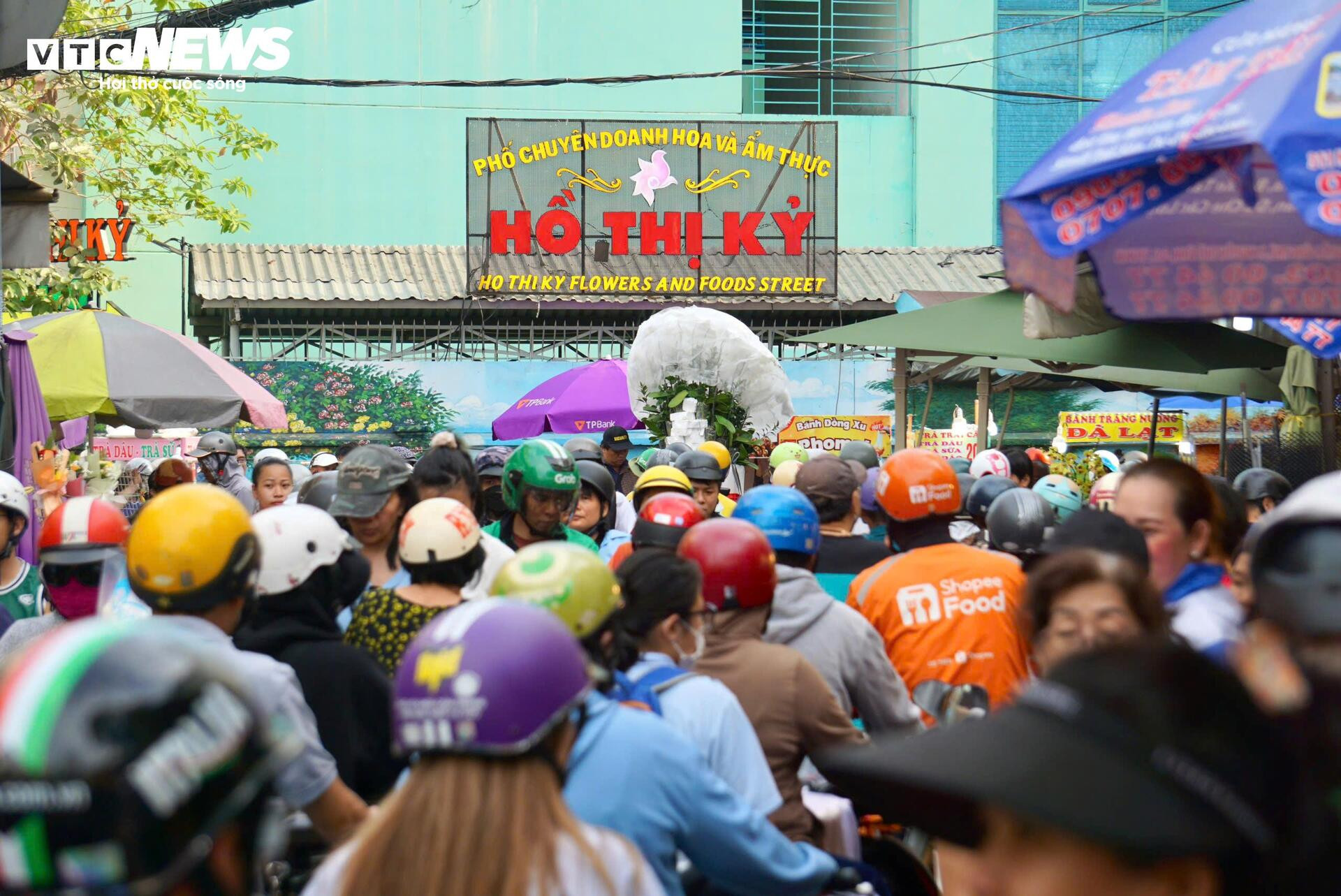 Đông nghịt khách, tiểu thương chợ hoa lớn nhất TP.HCM vẫn than 'ế' hàng - 1