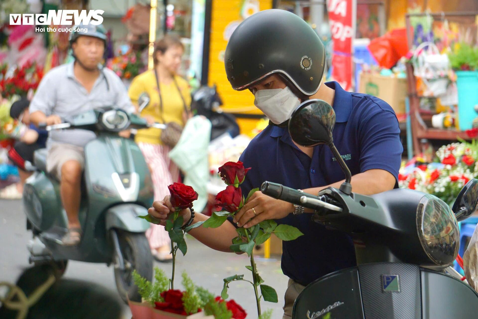 Đông nghịt khách, tiểu thương chợ hoa lớn nhất TP.HCM vẫn than 'ế' hàng - 12