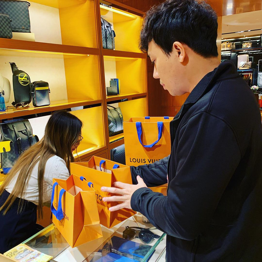 Trấn Thành rơi vòng vàng và đồng hồ tại Mỹ: