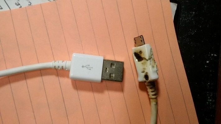 Vừa dùng điện thoại vừa sạc, bé gái bị điện giật tử vong- Ảnh 1.