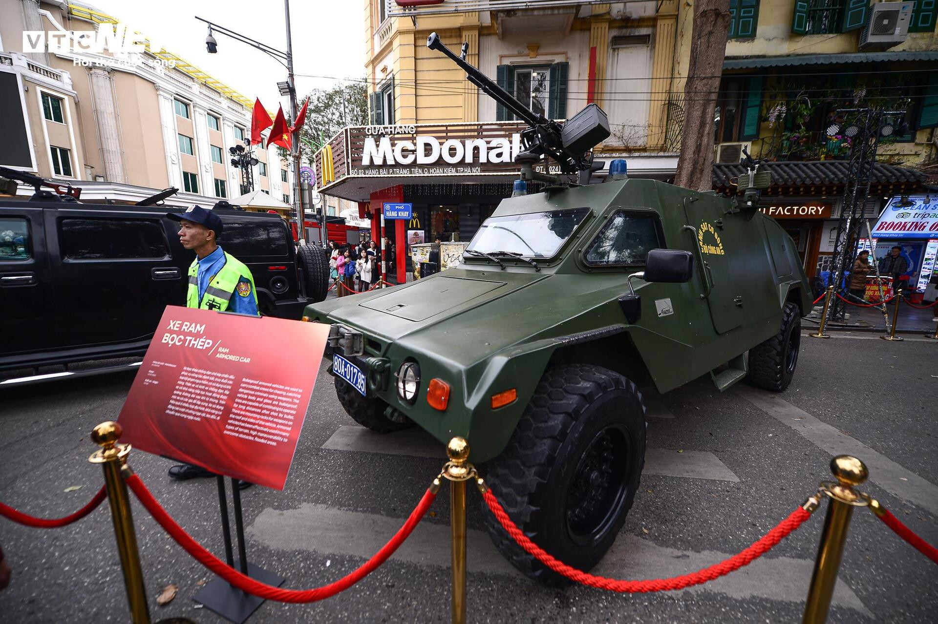 Ngắm dàn khí tài tối tân, xe bọc thép được Bộ Công an trưng bày trên phố Hà Nội - 9