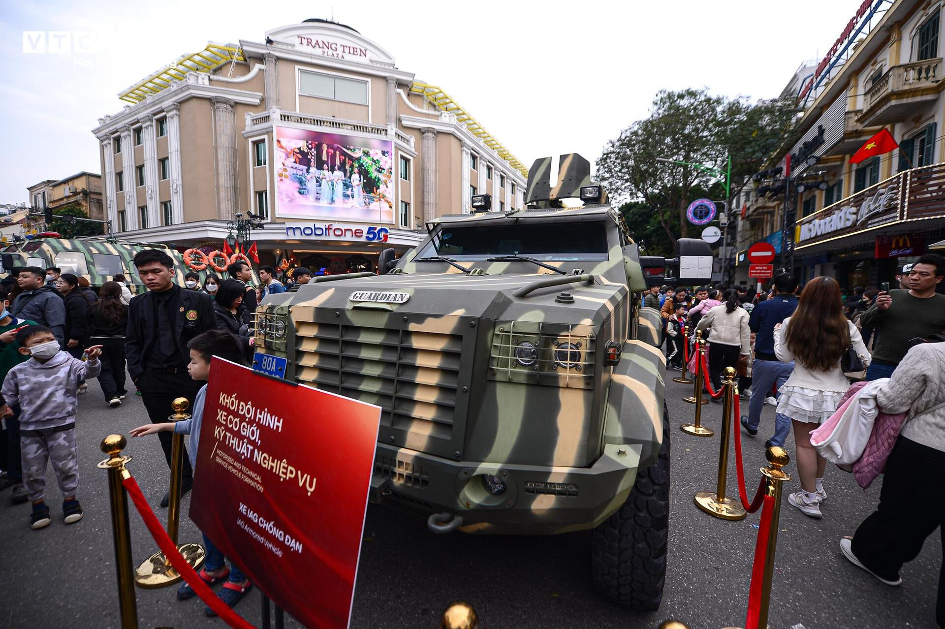 Ngắm dàn khí tài tối tân, xe bọc thép được Bộ Công an trưng bày trên phố Hà Nội - 15