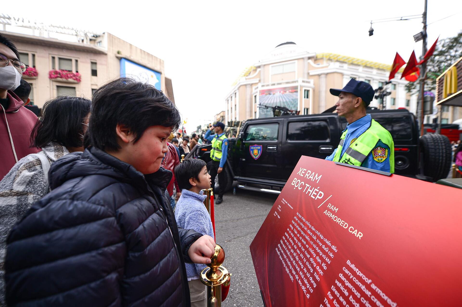 Ngắm dàn khí tài tối tân, xe bọc thép được Bộ Công an trưng bày trên phố Hà Nội - 12