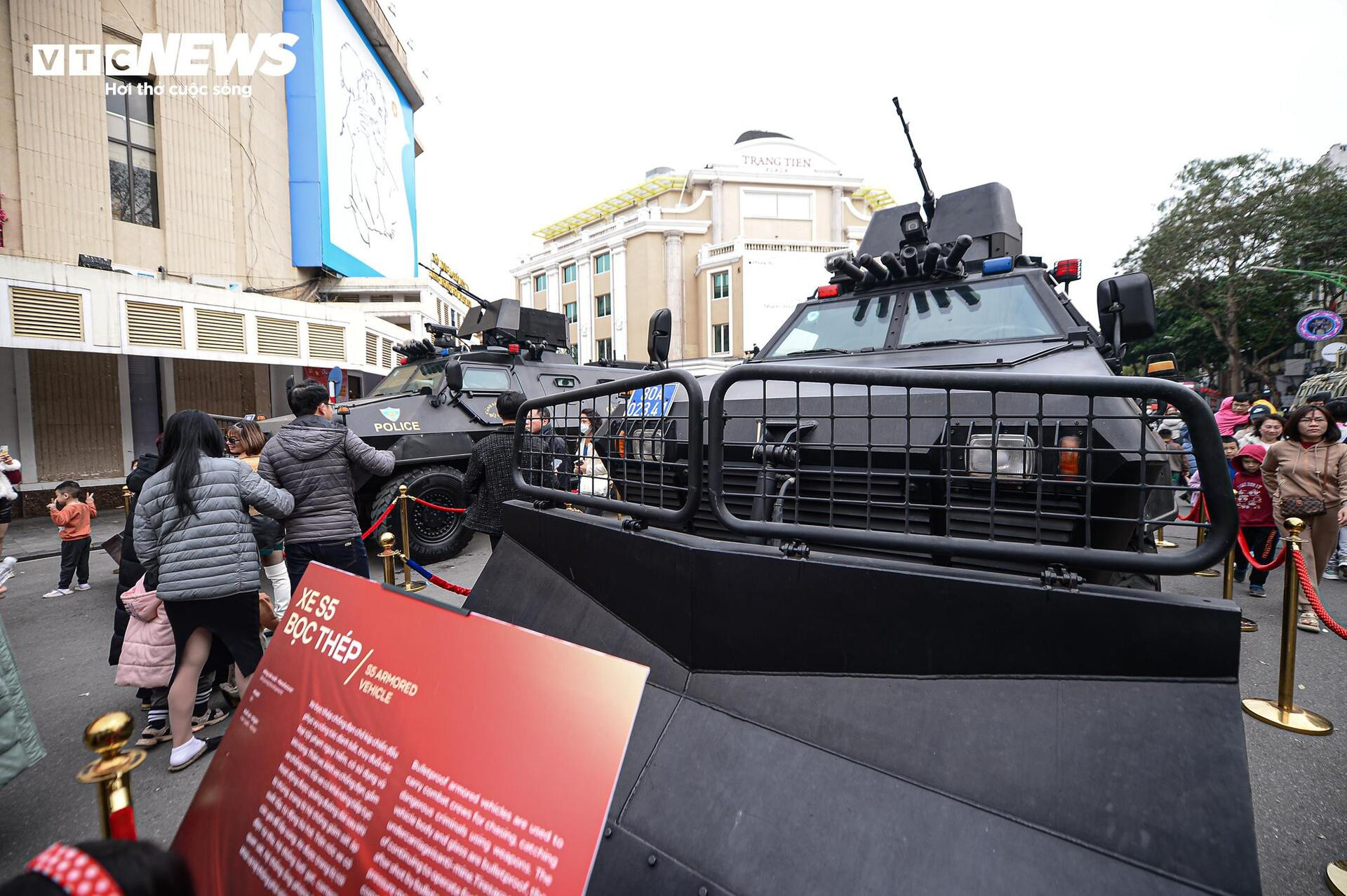 Ngắm dàn khí tài tối tân, xe bọc thép được Bộ Công an trưng bày trên phố Hà Nội - 8