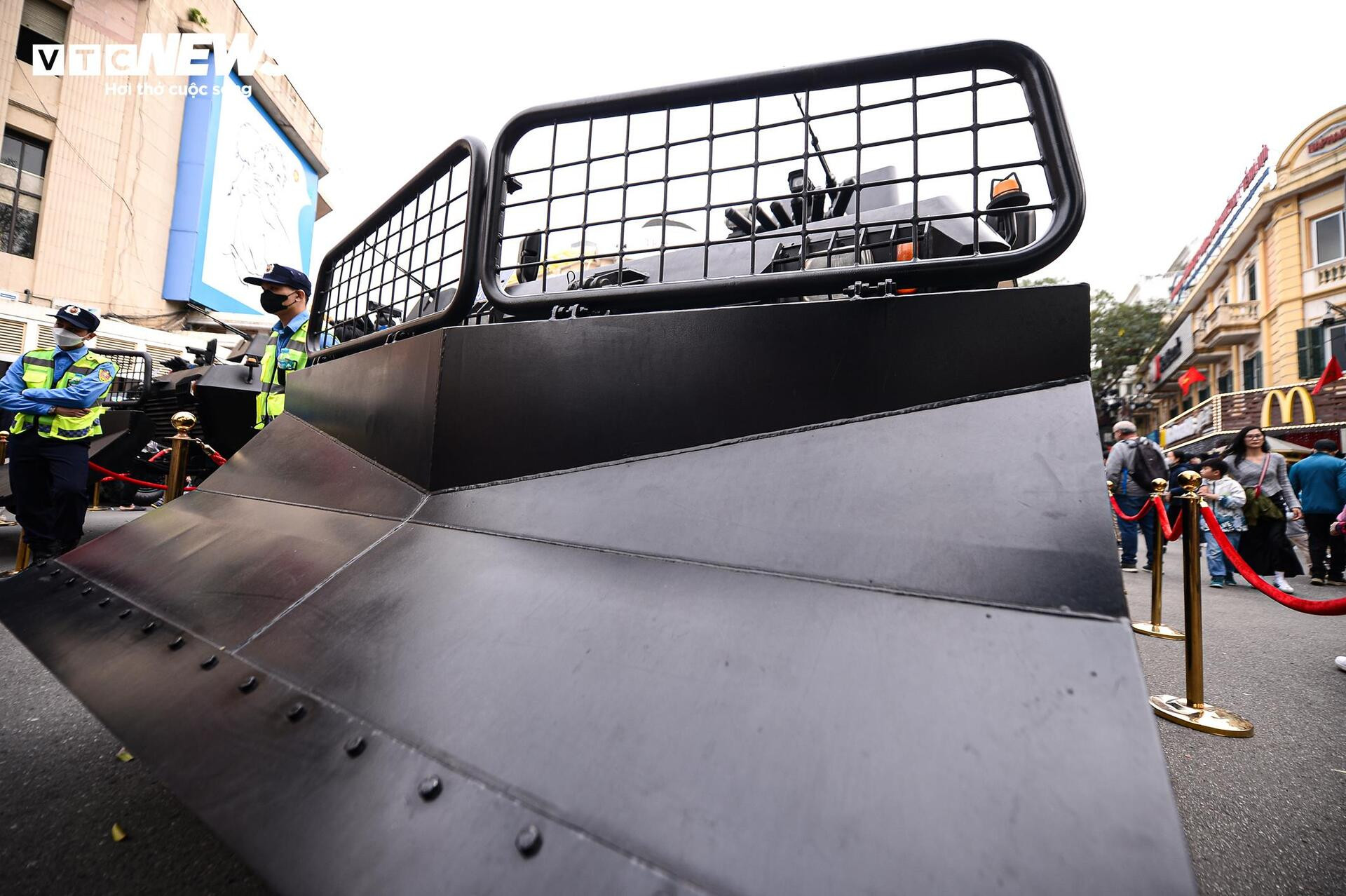 Ngắm dàn khí tài tối tân, xe bọc thép được Bộ Công an trưng bày trên phố Hà Nội - 6