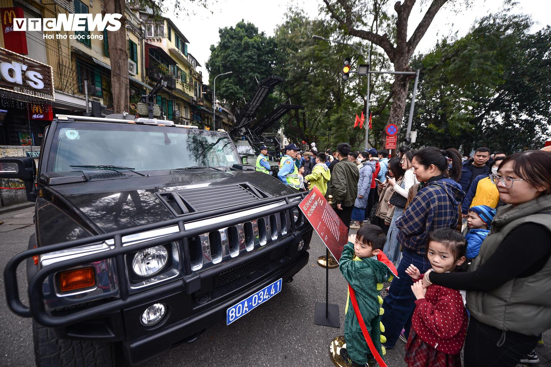 Ngắm dàn khí tài tối tân, xe bọc thép được Bộ Công an trưng bày trên phố Hà Nội - 1