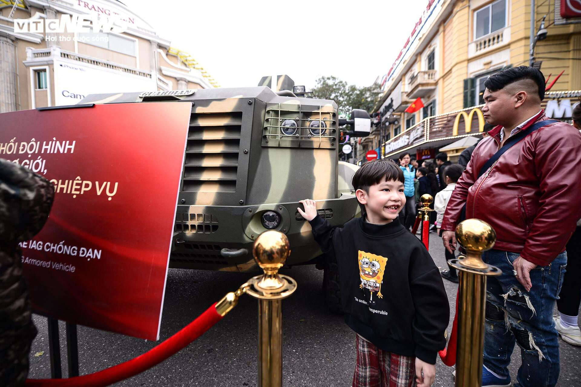 Ngắm dàn khí tài tối tân, xe bọc thép được Bộ Công an trưng bày trên phố Hà Nội - 13